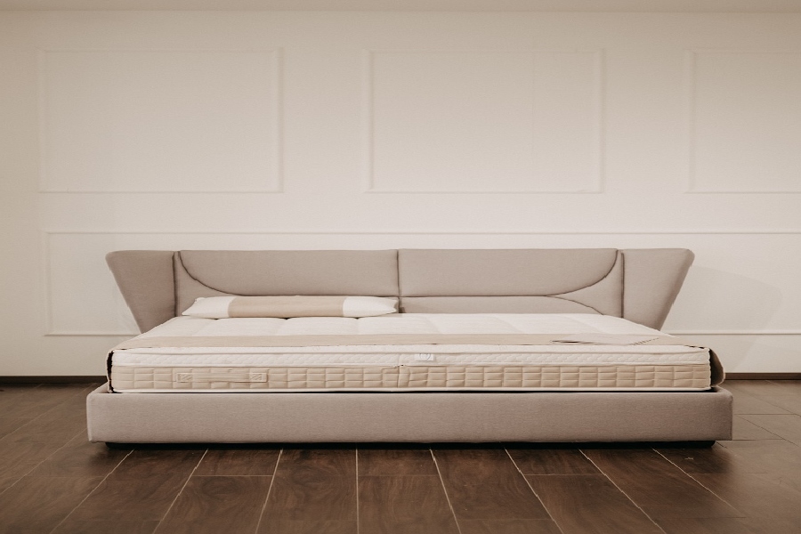 A soft memory foam mattress allows easy position changes.