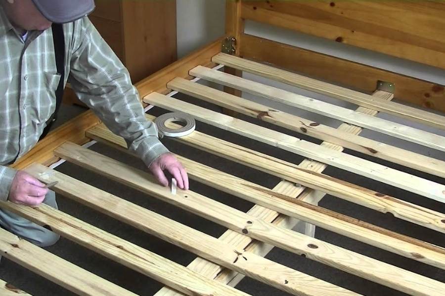 How to replace the slats on bed -Attach the L brackets on bed slats 