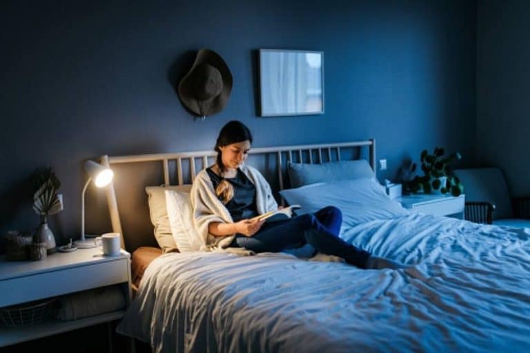 How to choose the right reading lamp for the bedroom