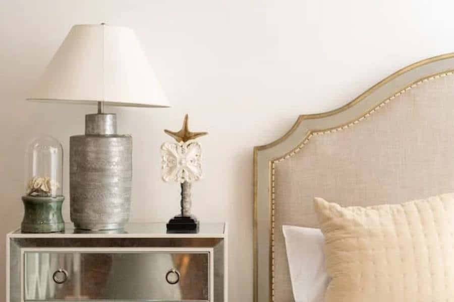 What size lamp for nightstand-The bigger the bed, the broader the light