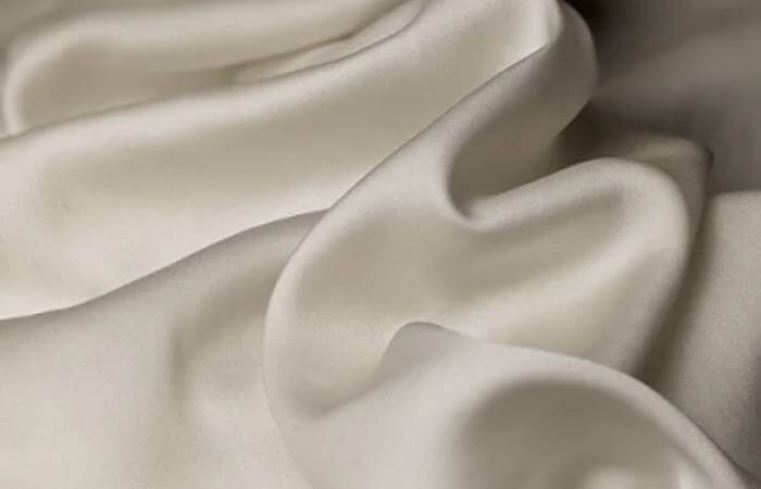 Cotton and linen are the most common materials for hotel bedding.